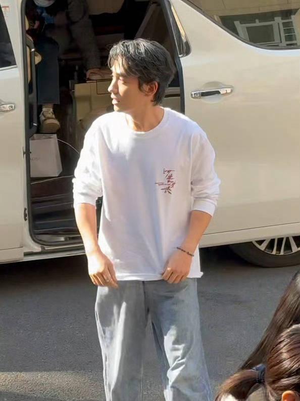 朱一龙现身北大被偶遇 染深空银灰发色秒变潮男