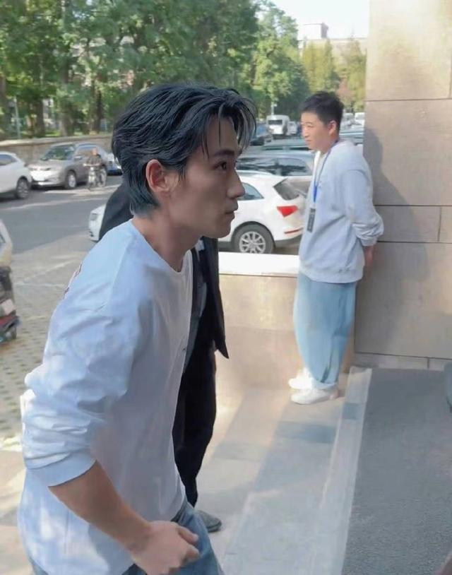 朱一龙现身北大被偶遇 染深空银灰发色秒变潮男