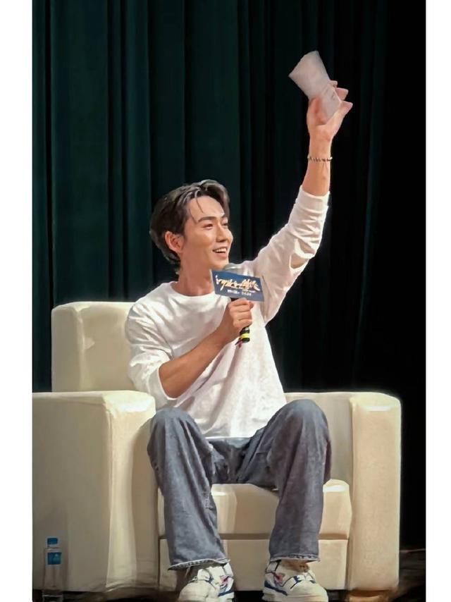 朱一龙现身北大被偶遇 染深空银灰发色秒变潮男