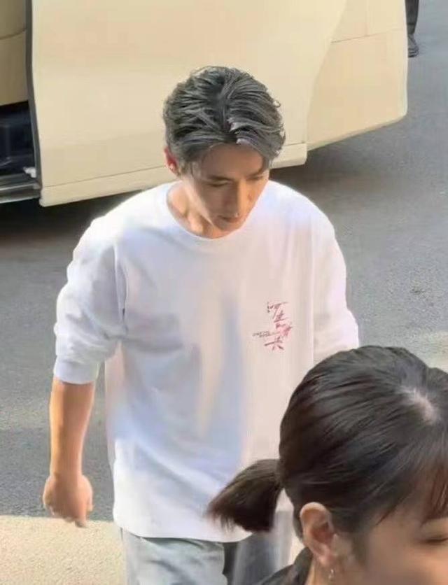 朱一龙现身北大被偶遇 染深空银灰发色秒变潮男