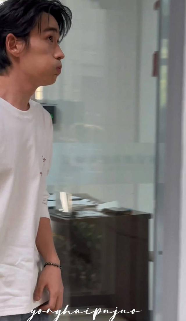 朱一龙现身北大被偶遇 染深空银灰发色秒变潮男