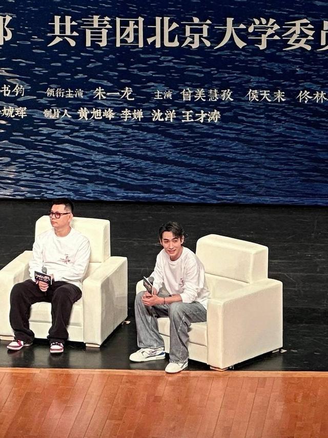 朱一龙现身北大被偶遇 染深空银灰发色秒变潮男