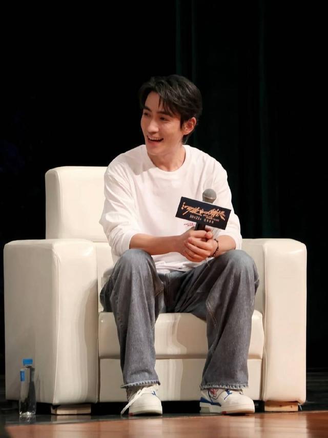 朱一龙现身北大被偶遇 染深空银灰发色秒变潮男