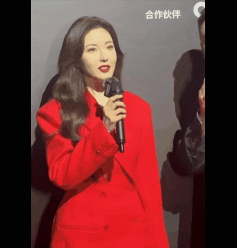 上海这一夜：娜然芭比粉，张天爱很敢穿，但47岁曾黎赢了