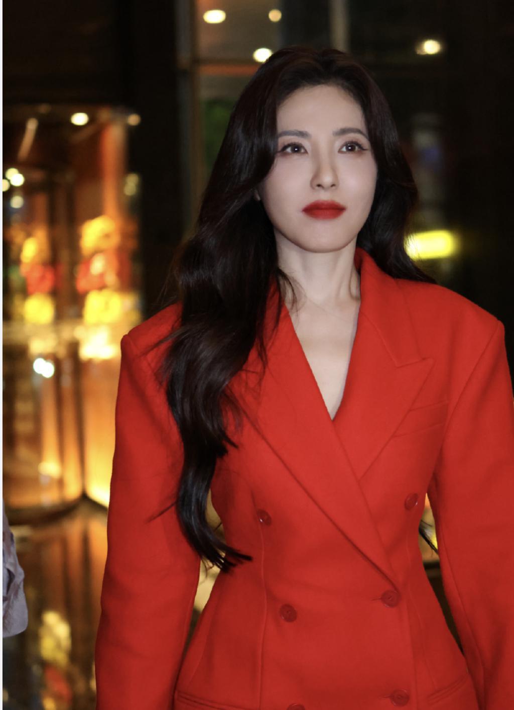 上海这一夜：娜然芭比粉，张天爱很敢穿，但47岁曾黎赢了