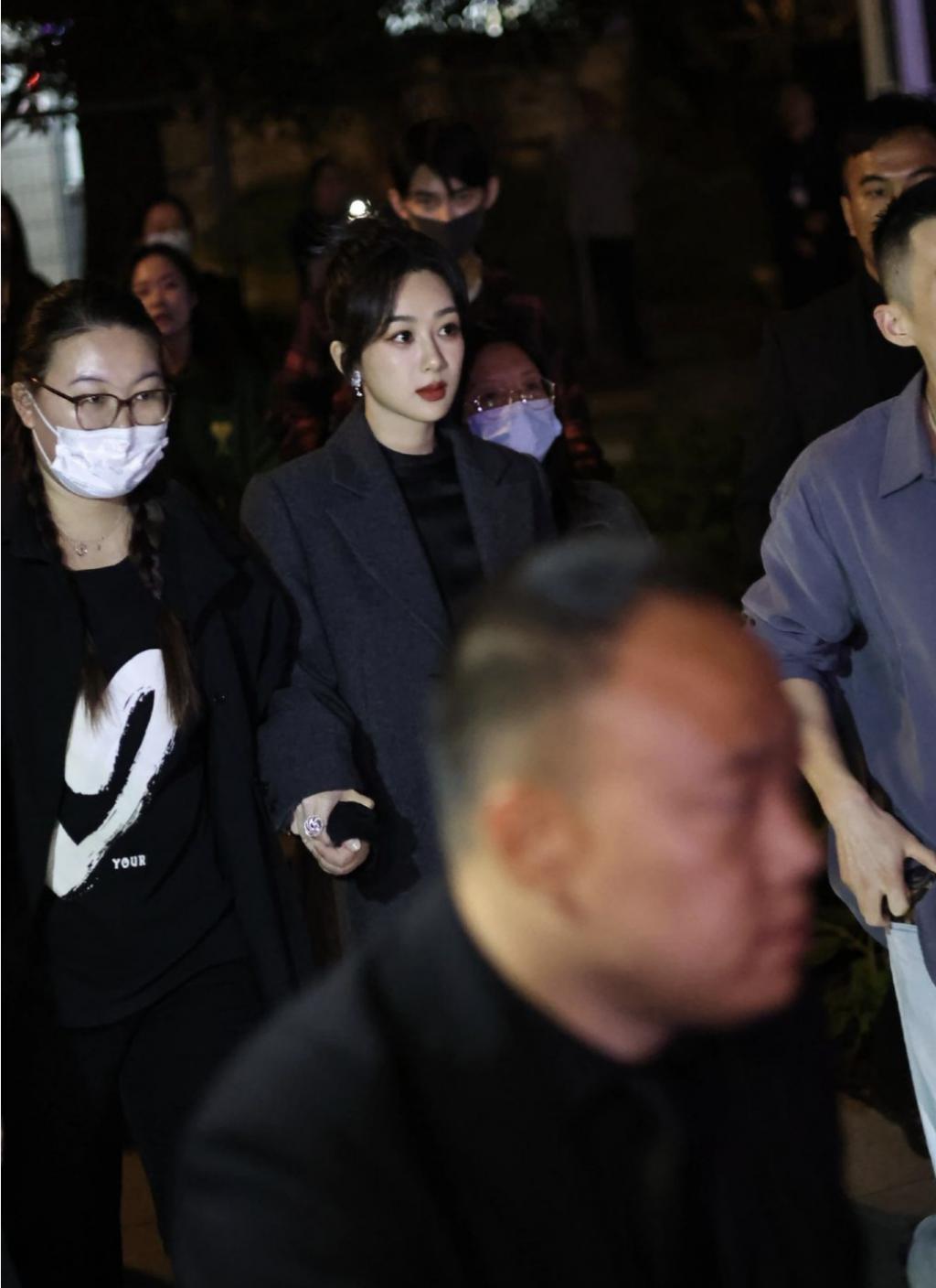 上海这一夜：娜然芭比粉，张天爱很敢穿，但47岁曾黎赢了