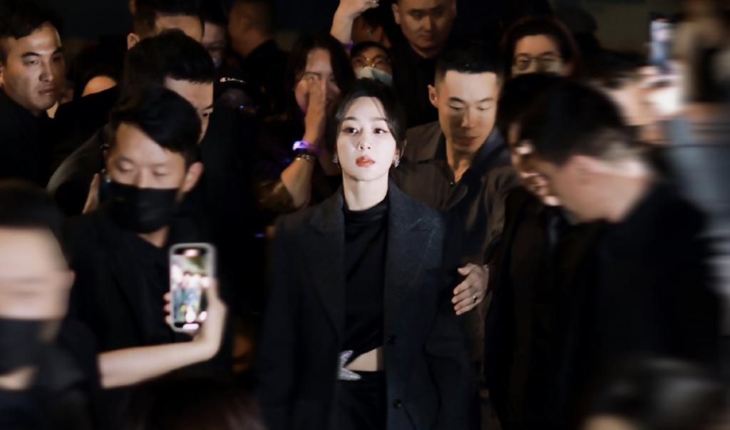 上海这一夜：娜然芭比粉，张天爱很敢穿，但47岁曾黎赢了