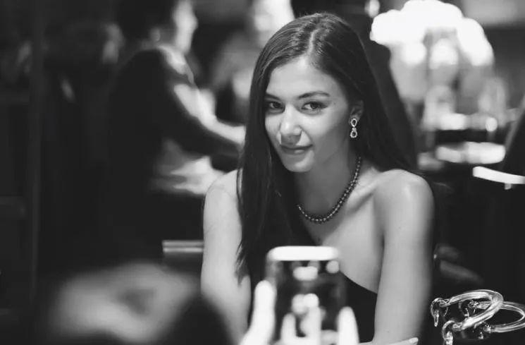 2000亿身家亚洲最性感王子订婚！与青梅竹马女友顶奢婚礼举世瞩目！