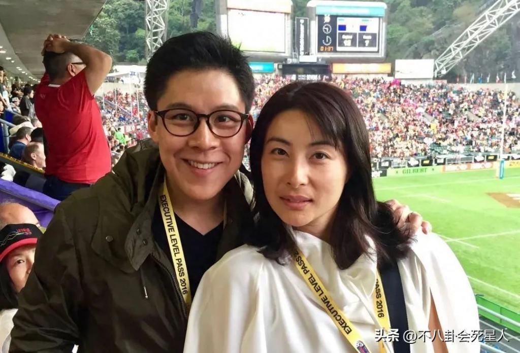 霍启刚又来内地开会，拿行李箱爬楼梯接地气，忙到没空剪头发