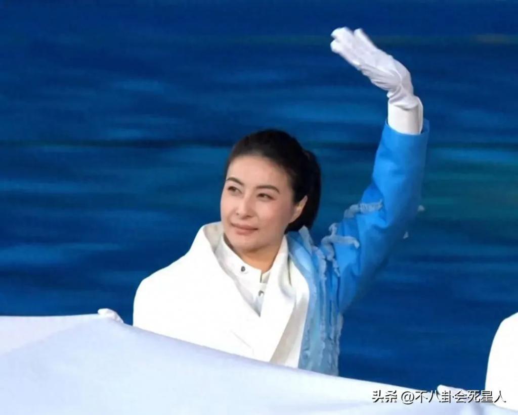 霍启刚又来内地开会，拿行李箱爬楼梯接地气，忙到没空剪头发