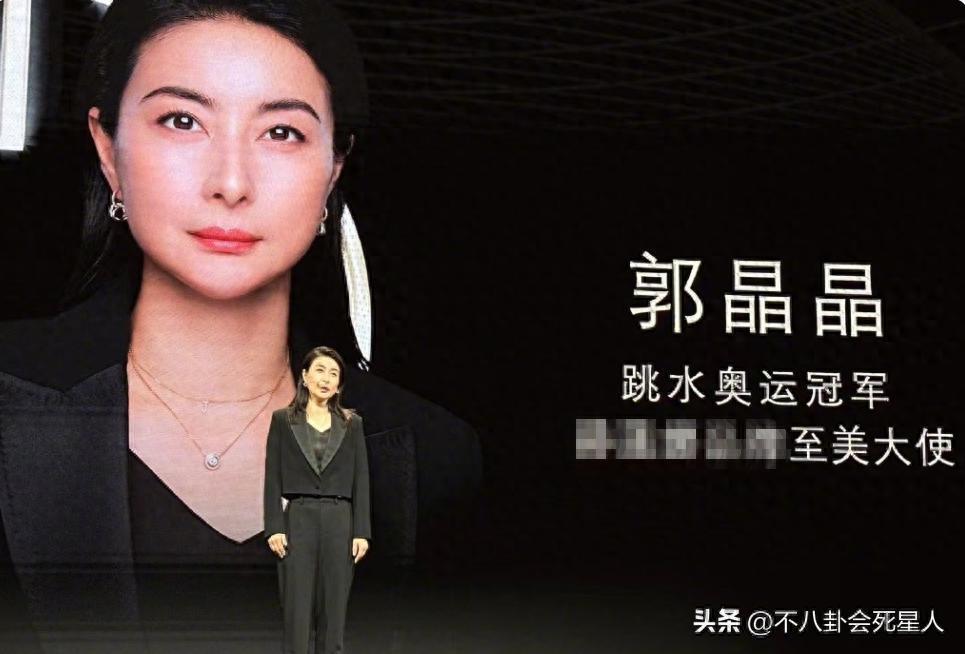 霍启刚又来内地开会，拿行李箱爬楼梯接地气，忙到没空剪头发