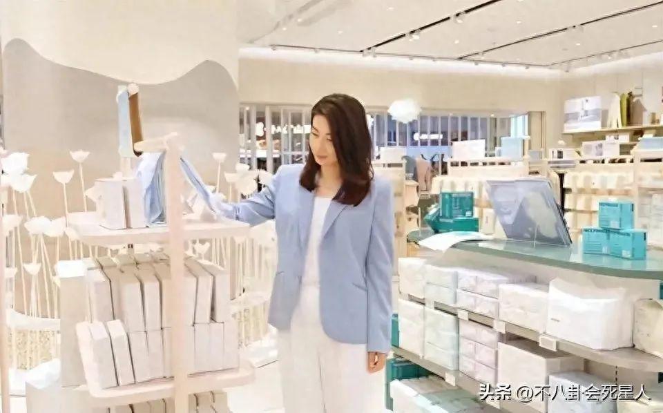 霍启刚又来内地开会，拿行李箱爬楼梯接地气，忙到没空剪头发