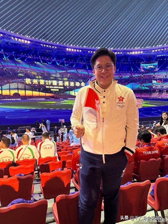 霍启刚又来内地开会，拿行李箱爬楼梯接地气，忙到没空剪头发