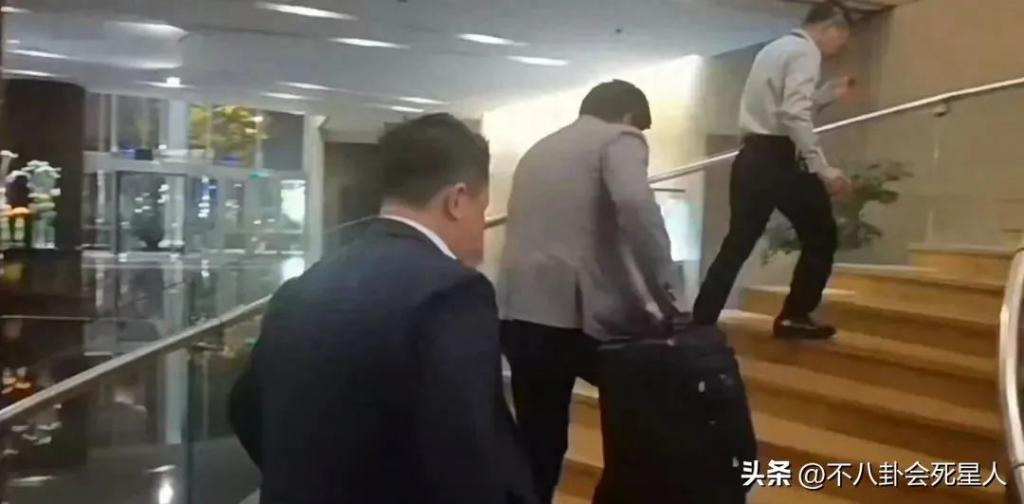 霍启刚又来内地开会，拿行李箱爬楼梯接地气，忙到没空剪头发