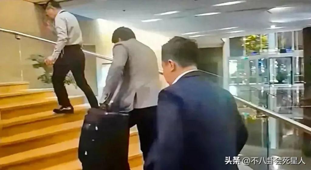 霍启刚又来内地开会，拿行李箱爬楼梯接地气，忙到没空剪头发