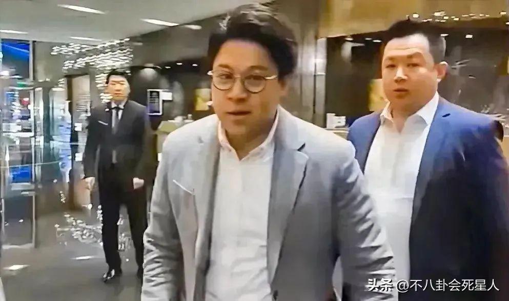 霍启刚又来内地开会，拿行李箱爬楼梯接地气，忙到没空剪头发