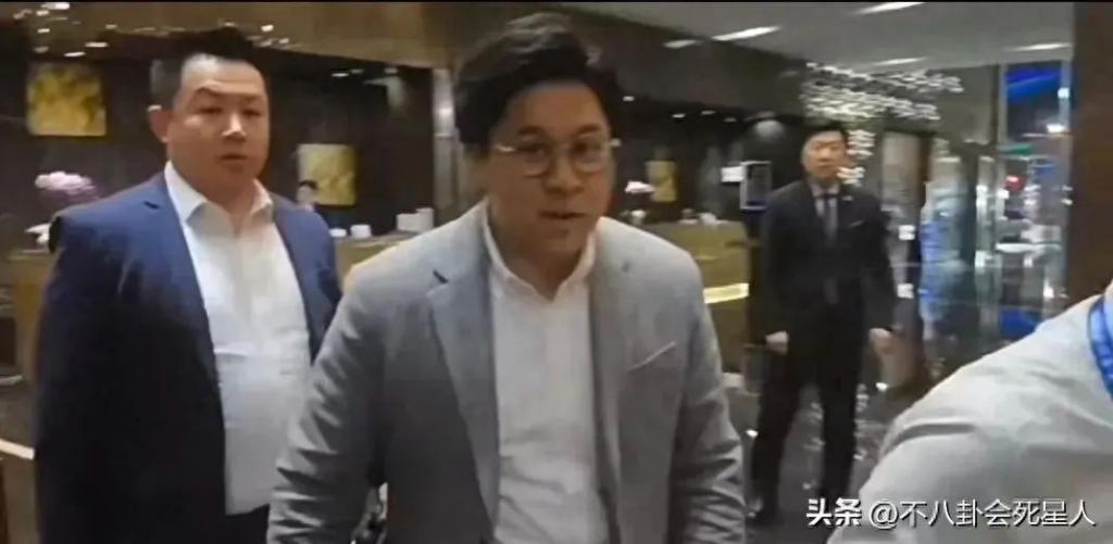 霍启刚又来内地开会，拿行李箱爬楼梯接地气，忙到没空剪头发