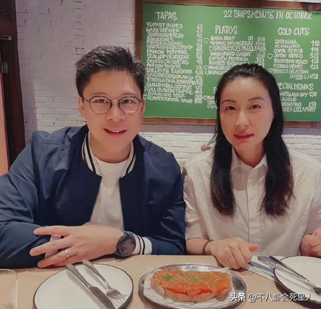 霍启刚又来内地开会，拿行李箱爬楼梯接地气，忙到没空剪头发