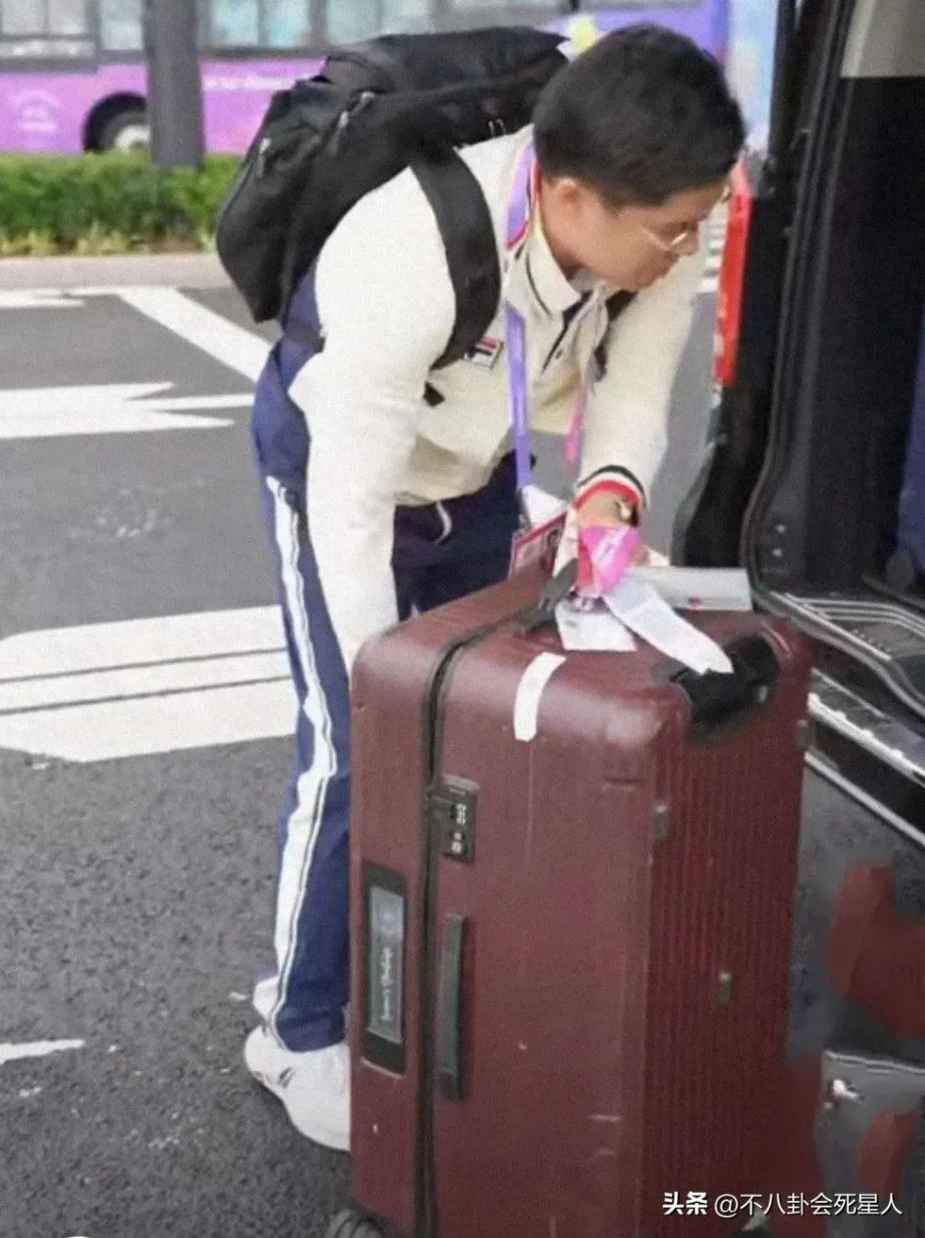 霍启刚又来内地开会，拿行李箱爬楼梯接地气，忙到没空剪头发