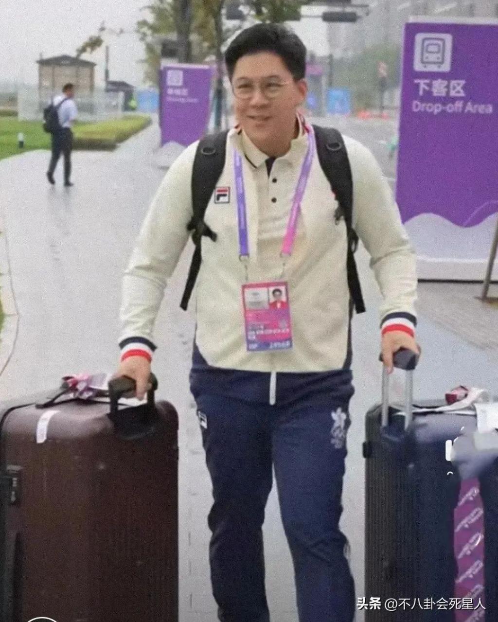 霍启刚又来内地开会，拿行李箱爬楼梯接地气，忙到没空剪头发