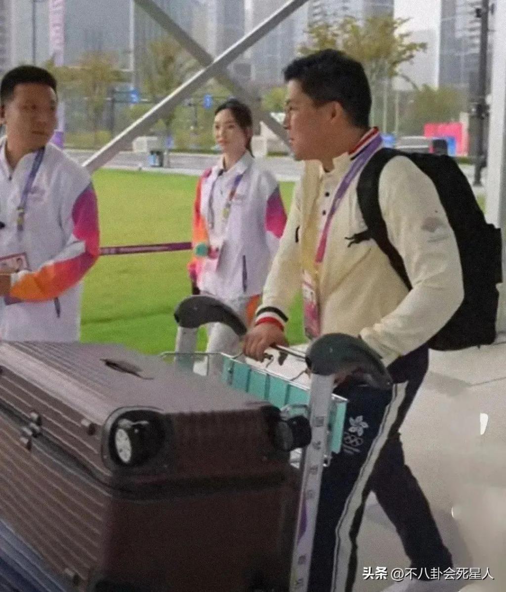 霍启刚又来内地开会，拿行李箱爬楼梯接地气，忙到没空剪头发