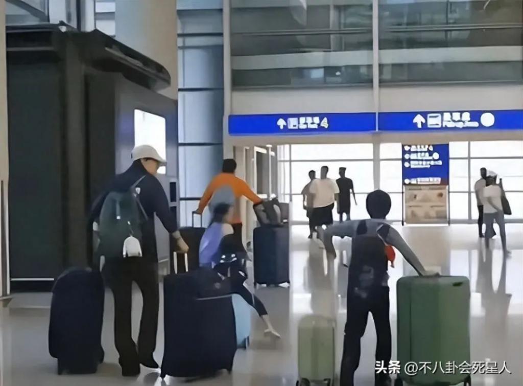 霍启刚又来内地开会，拿行李箱爬楼梯接地气，忙到没空剪头发