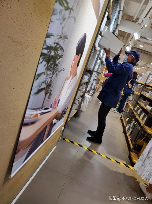 霍启刚又来内地开会，拿行李箱爬楼梯接地气，忙到没空剪头发