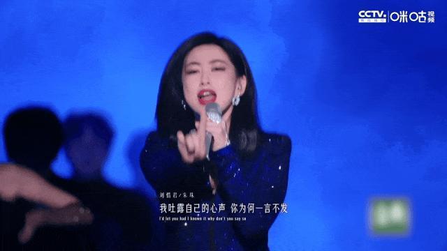 当31岁迪丽热巴跟44岁秦岚站一起，才明白什么叫顶级骨相