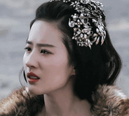 当31岁迪丽热巴跟44岁秦岚站一起，才明白什么叫顶级骨相