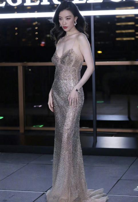 当31岁迪丽热巴跟44岁秦岚站一起，才明白什么叫顶级骨相