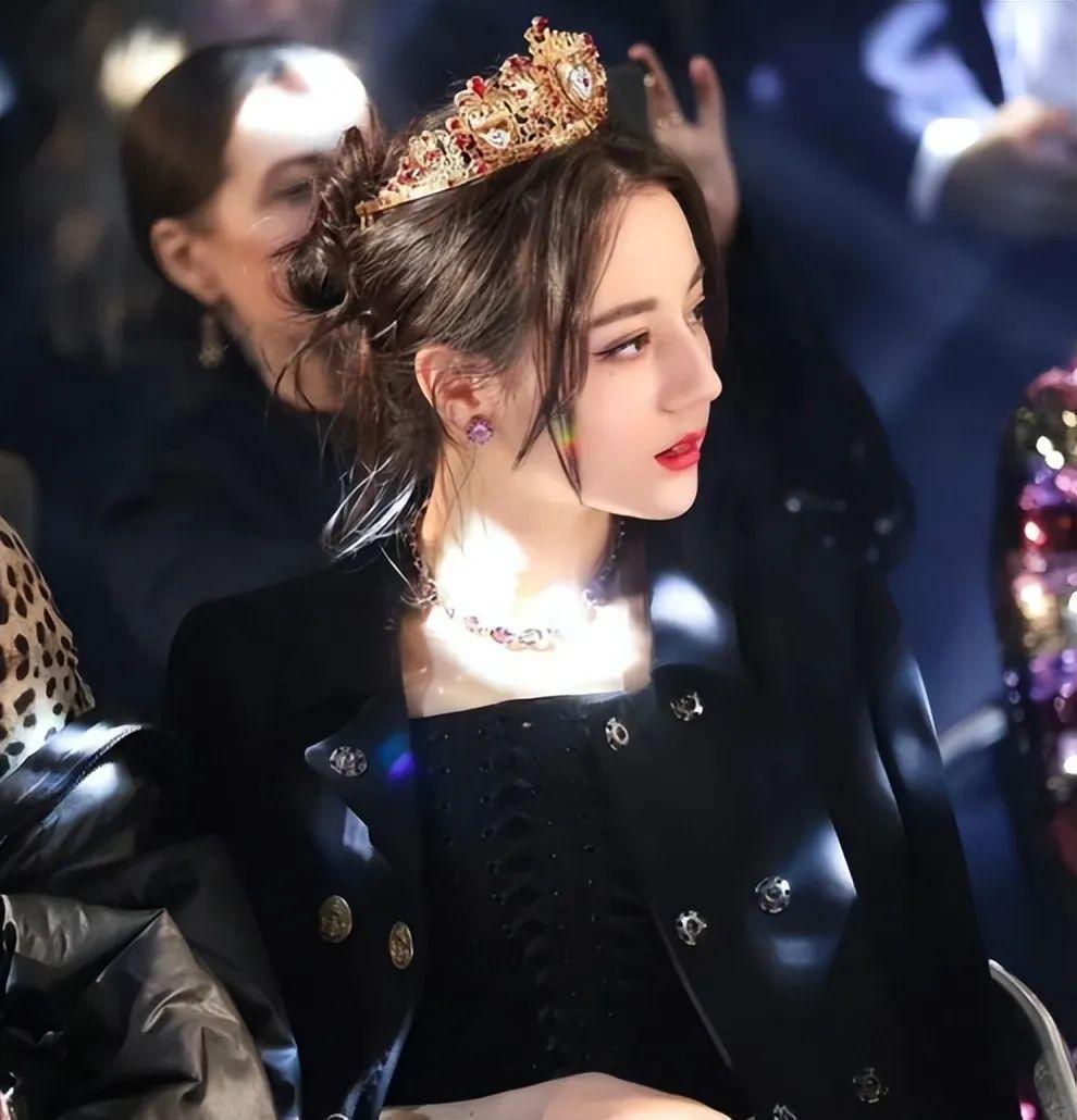 当31岁迪丽热巴跟44岁秦岚站一起，才明白什么叫顶级骨相