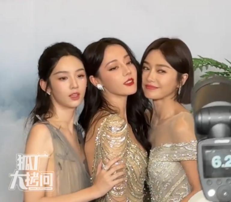 当31岁迪丽热巴跟44岁秦岚站一起，才明白什么叫顶级骨相