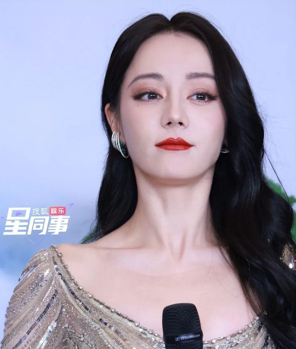 当31岁迪丽热巴跟44岁秦岚站一起，才明白什么叫顶级骨相