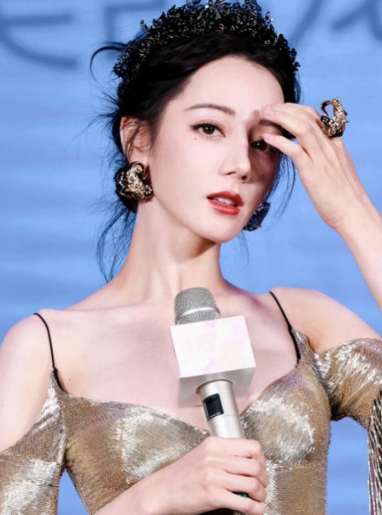 当31岁迪丽热巴跟44岁秦岚站一起，才明白什么叫顶级骨相