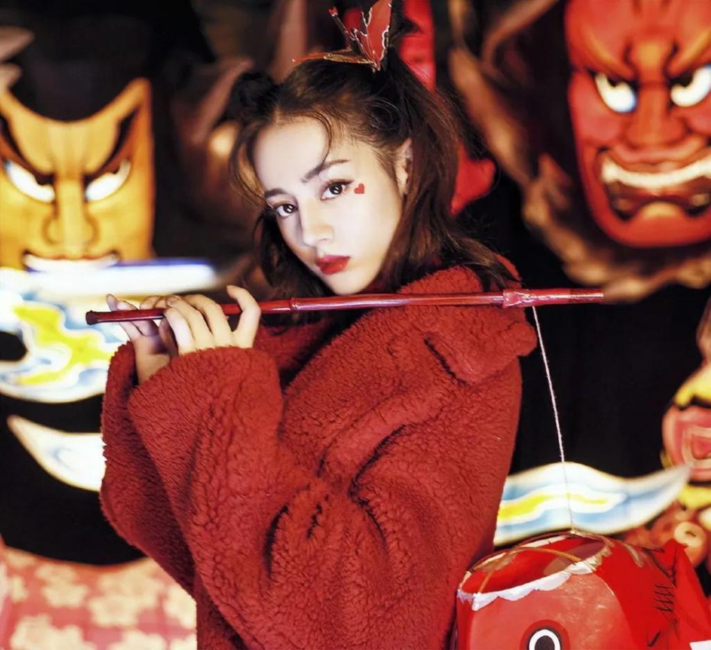 当31岁迪丽热巴跟44岁秦岚站一起，才明白什么叫顶级骨相