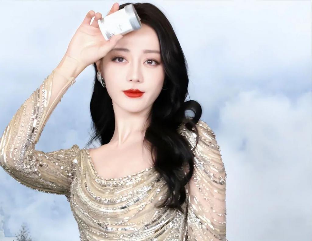 当31岁迪丽热巴跟44岁秦岚站一起，才明白什么叫顶级骨相