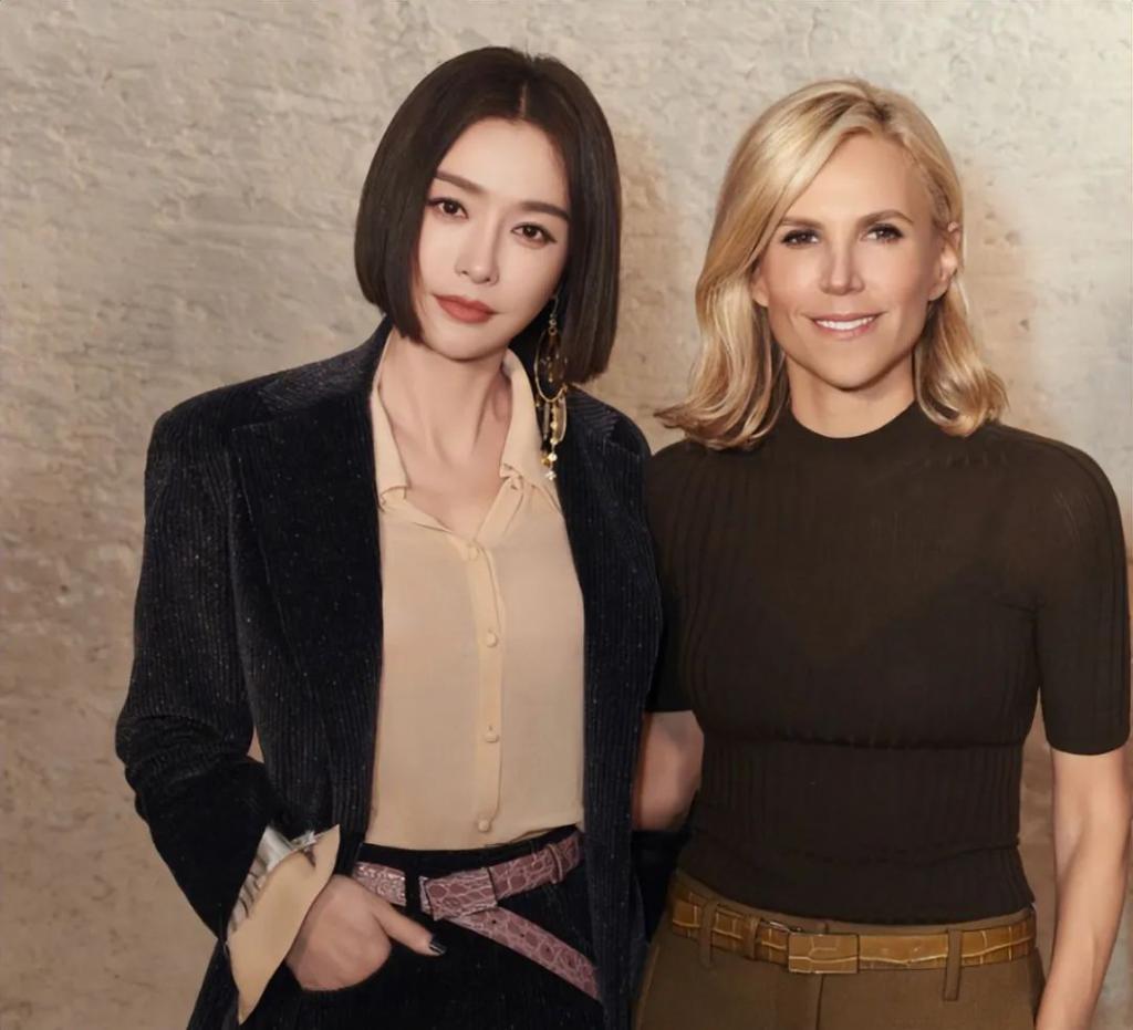 当31岁迪丽热巴跟44岁秦岚站一起，才明白什么叫顶级骨相