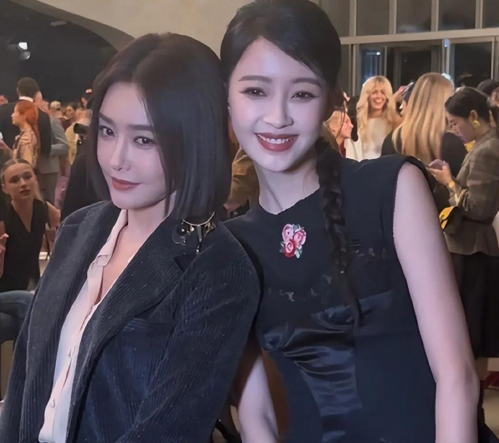 当31岁迪丽热巴跟44岁秦岚站一起，才明白什么叫顶级骨相