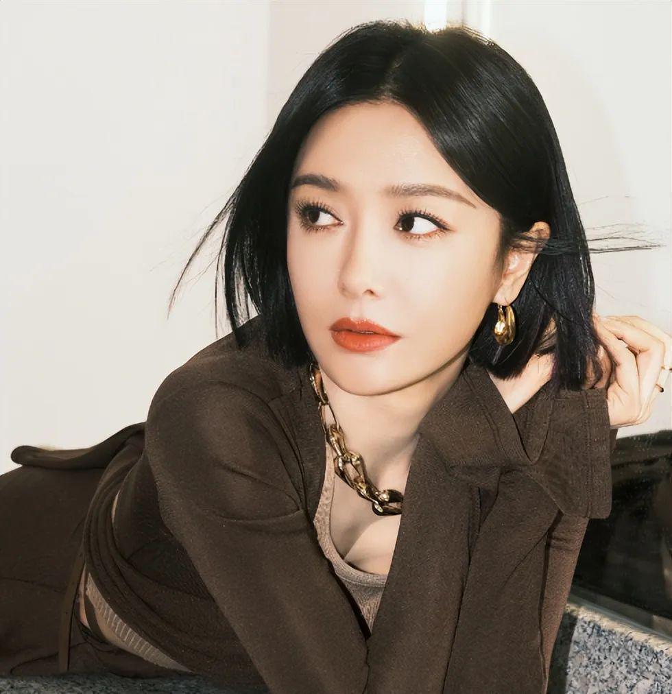 当31岁迪丽热巴跟44岁秦岚站一起，才明白什么叫顶级骨相