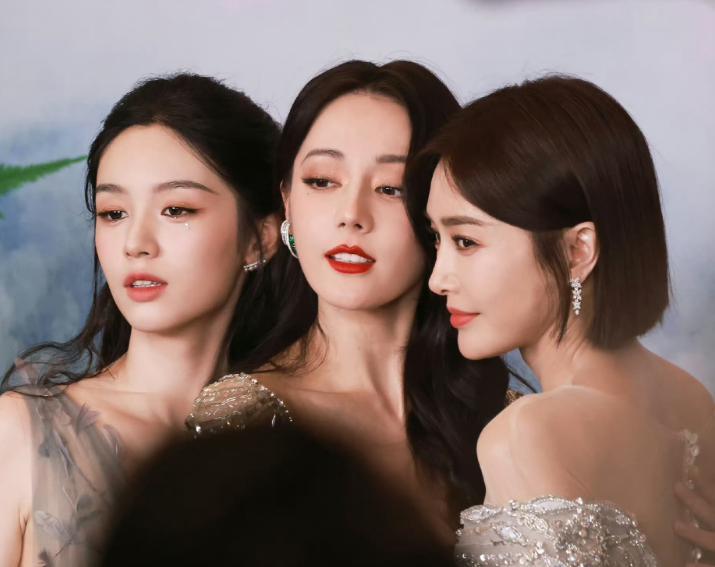 当31岁迪丽热巴跟44岁秦岚站一起，才明白什么叫顶级骨相