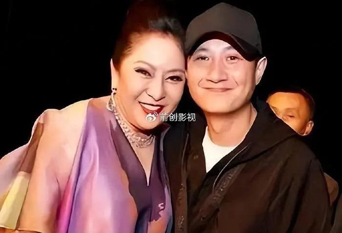 向佐直播间发飙替向太打抱不平 网友：妈妈比老婆地位高