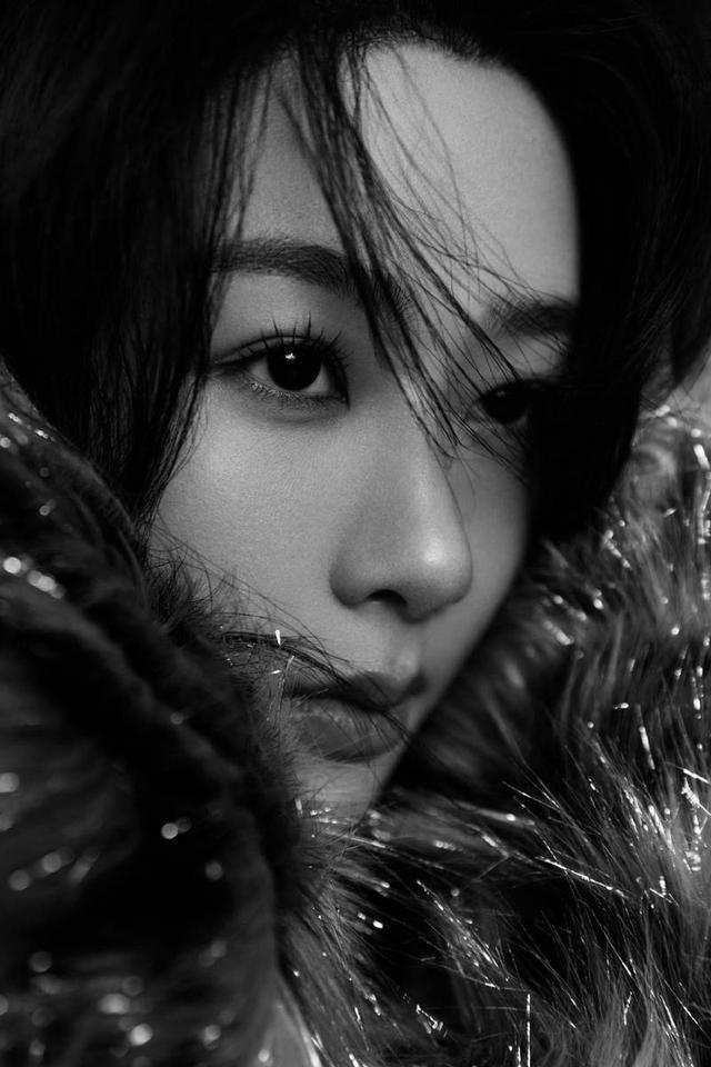 杨紫穿红色吊带秀性感锁骨 笑容温柔天鹅颈绝美