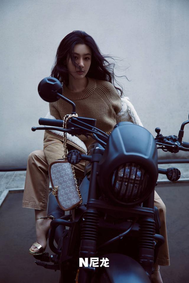 杨紫穿红色吊带秀性感锁骨 笑容温柔天鹅颈绝美