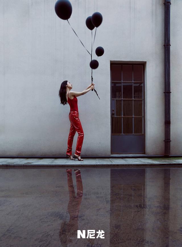 杨紫穿红色吊带秀性感锁骨 笑容温柔天鹅颈绝美