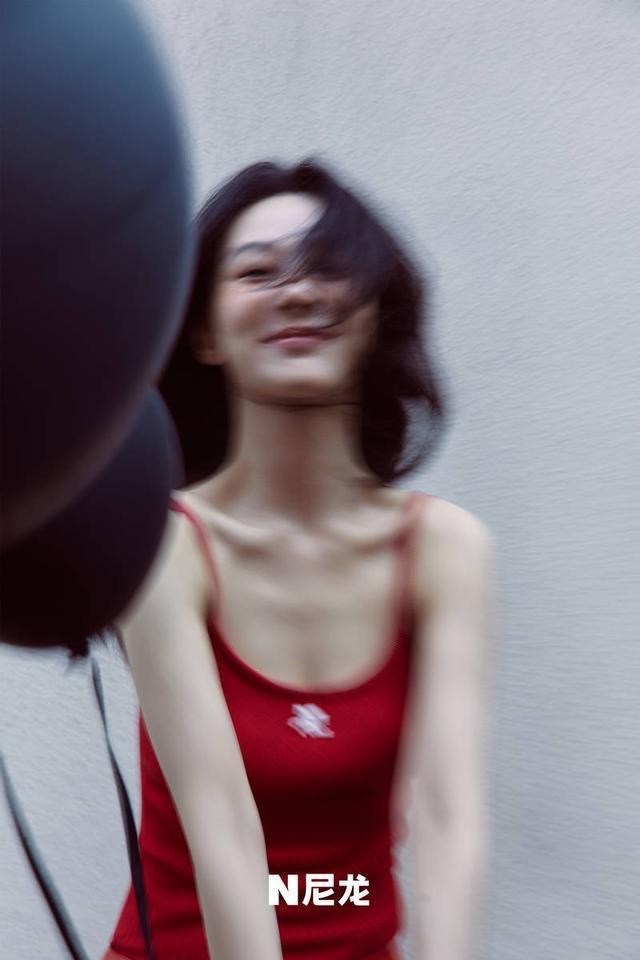 杨紫穿红色吊带秀性感锁骨 笑容温柔天鹅颈绝美