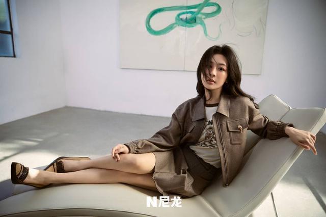 杨紫穿红色吊带秀性感锁骨 笑容温柔天鹅颈绝美