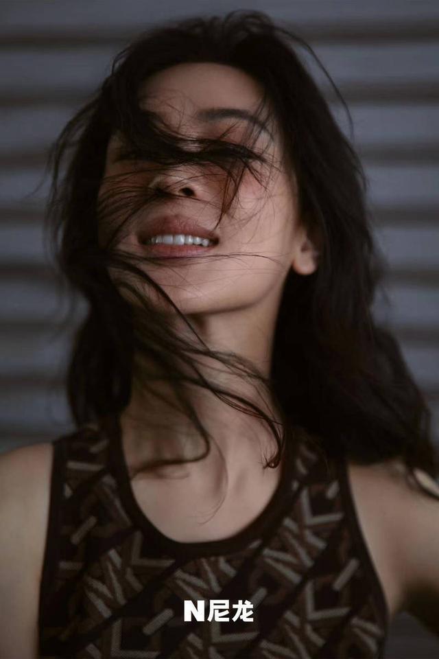 杨紫穿红色吊带秀性感锁骨 笑容温柔天鹅颈绝美