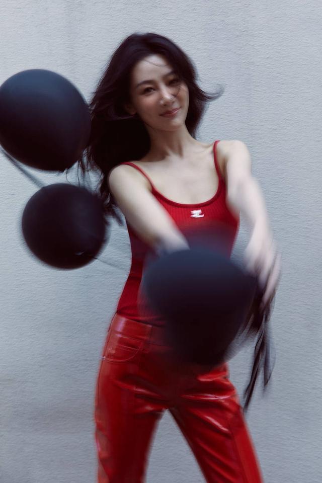 杨紫穿红色吊带秀性感锁骨 笑容温柔天鹅颈绝美