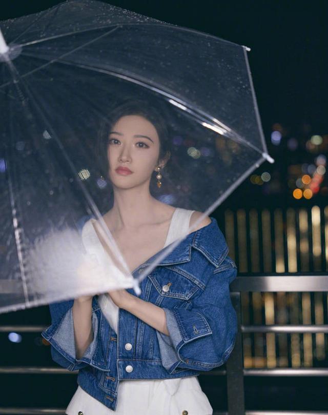景甜穿连衣裙秀精致锁骨 小露香肩气质清纯温柔