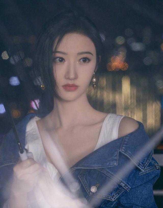 景甜穿连衣裙秀精致锁骨 小露香肩气质清纯温柔